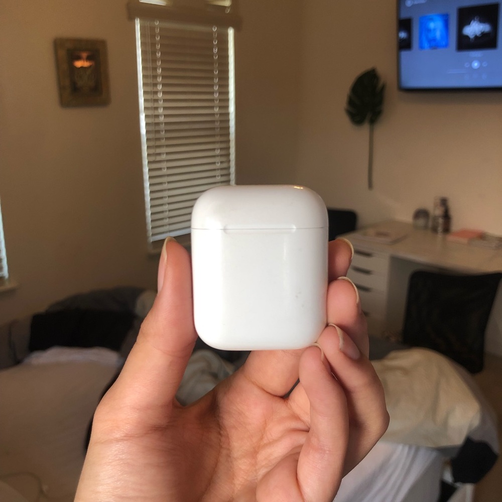 AirPods charging case SOLD DONT OFFER